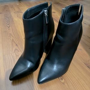 LIKE NEW Qupid Black Leather Ankle Boots Size 6